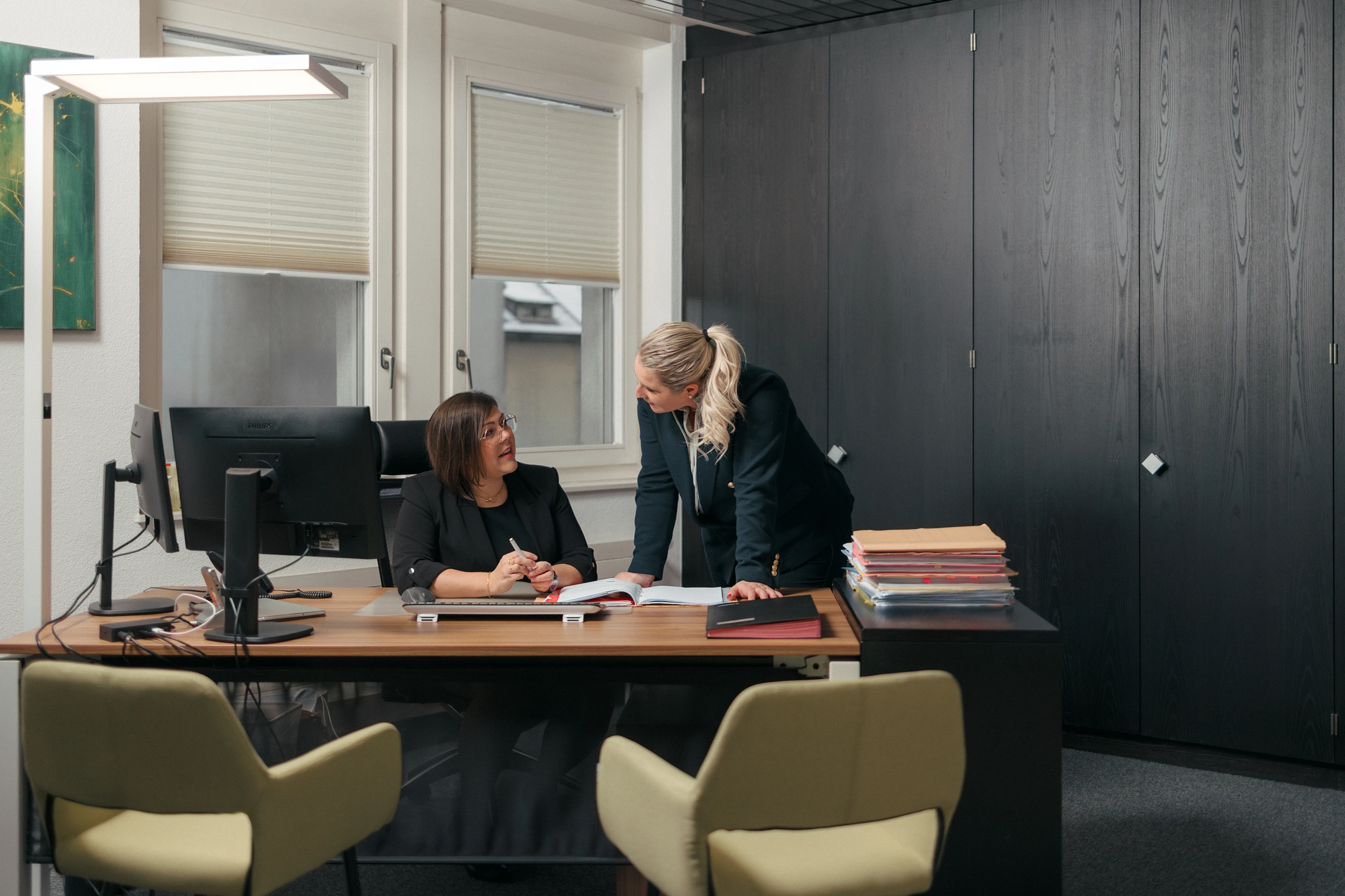 Jillian Fauguel dans son bureau d'avocate discutant avec une autre associée.