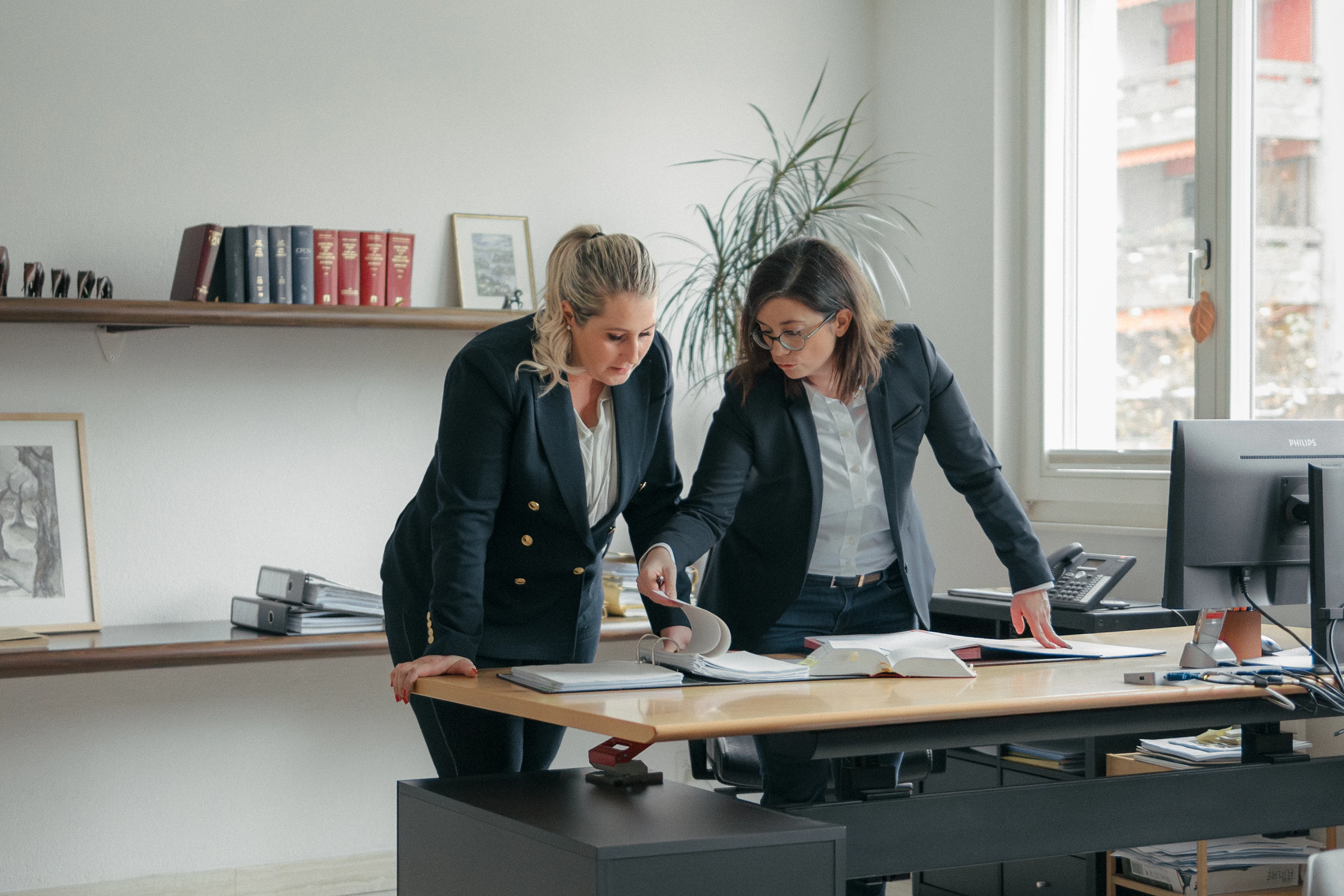 Anne-Laure Simonet dans son bureau d'avocate discutant avec une autre associée.